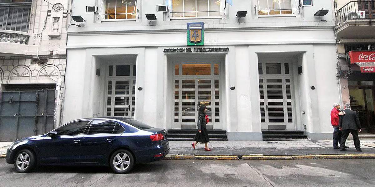 Justicia allana la sede de la AFA y a 13 equipos argentinos por la causa Sur Finanzas