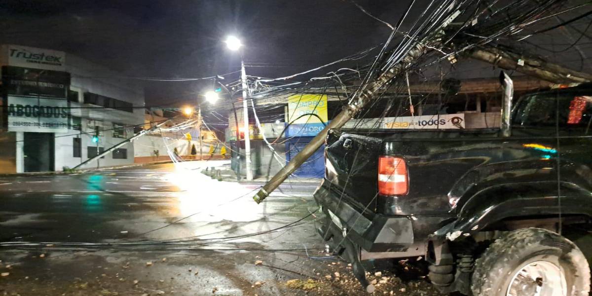 Quito | Cortes de luz y cierres viales se reportan en La Kennedy tras el choque de una camioneta