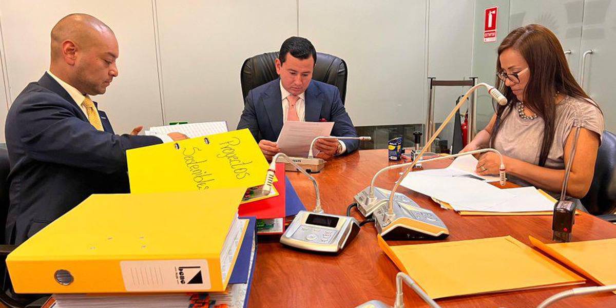 El abogado de Daniel Salcedo entregó un día tarde a la Asamblea las pruebas de supuesta corrupción en hospitales