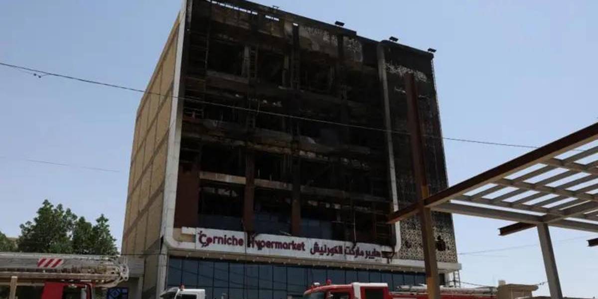 Mueren más de 60 personas en un incendio en un centro comercial en Irak
