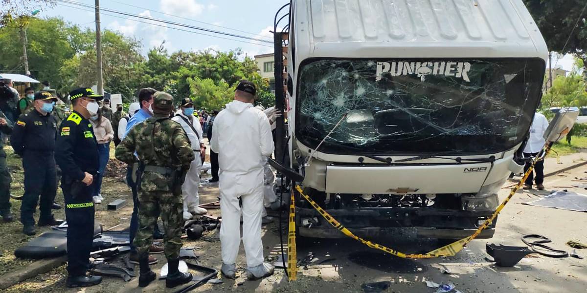 Ataque con explosivos a camión de la Policía colombiana deja 10 heridos