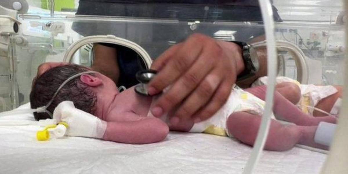 La bebé de Gaza que rescataron con vida del vientre de su madre muerta en un ataque de Israel