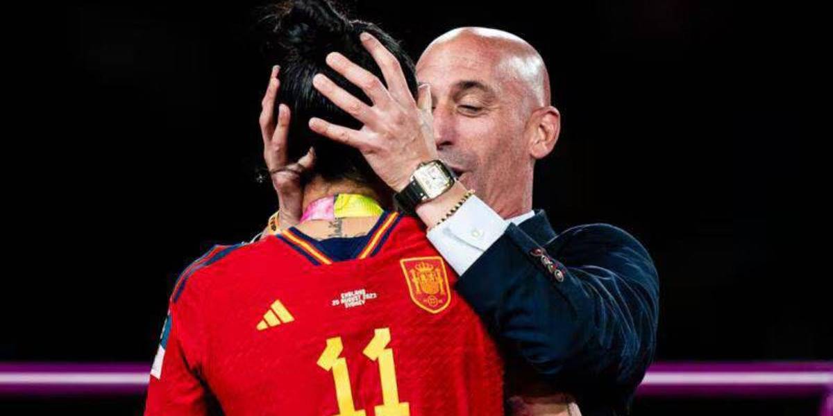 Fiscalía española pide dos años y medio de prisión para Luis Rubiales por el beso a Jenni Hermoso