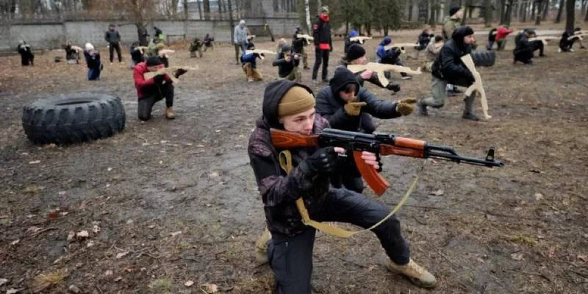 Rusia invade Ucrania: los civiles reciben miles de fusiles y preparan cócteles molotov para defenderse de la invasión rusa