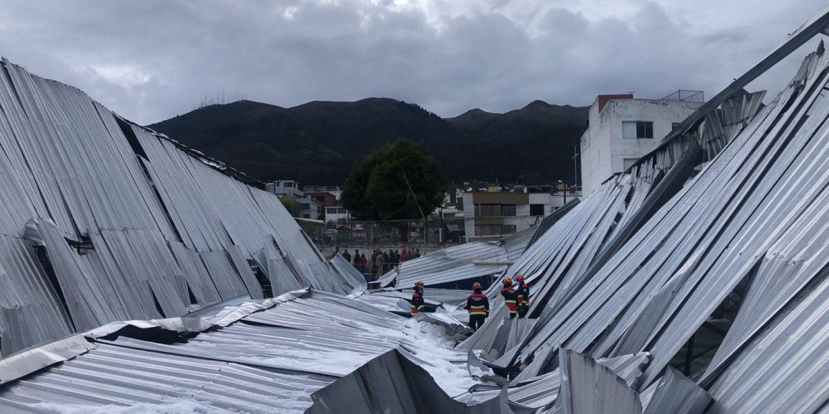 Norte de Quito: una persona murió tras colapso de techo de una cancha