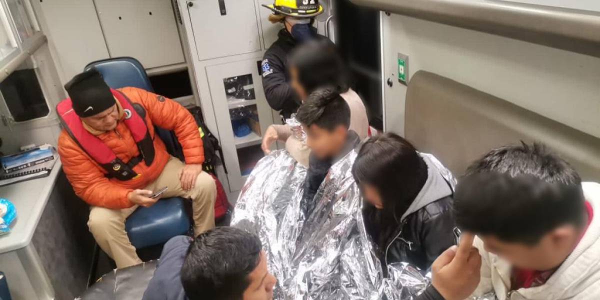 Agentes mexicanos rescatan a mujer y cuatro menores con hipotermia tras pasar horas en el río Bravo
