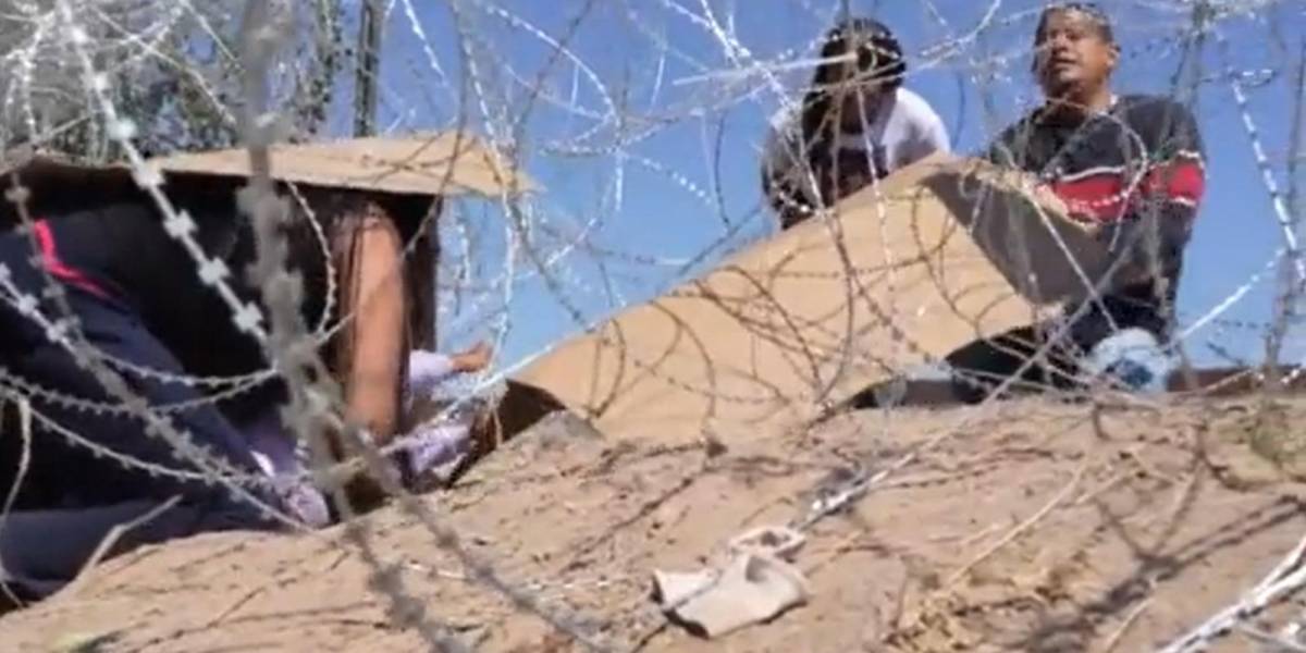 Una madre y su hija cruzaron debajo de una alambrada de púas para llegar a EE.UU.