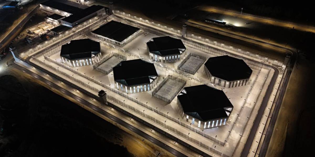 Reimberg exhibe foto de la que sería la Cárcel del Encuentro terminada