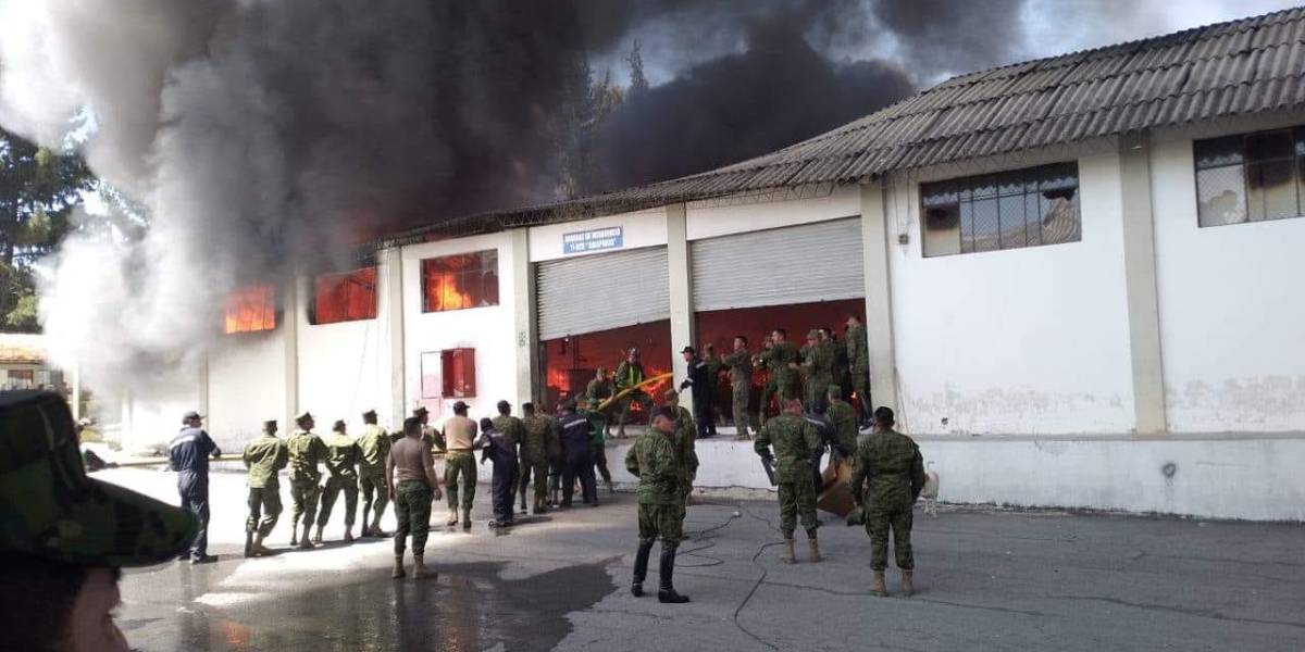 Un incendio se registró en bodega de un destacamento militar de Riobamba
