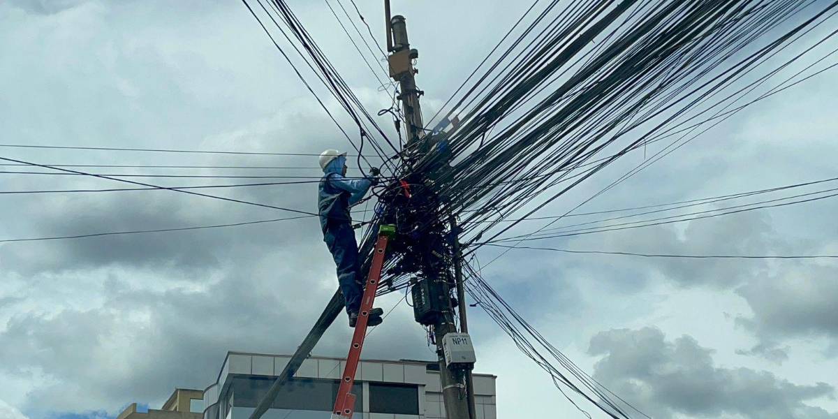 El Municipio de Quito tardó dos meses en rehabilitar la avenida Mariana de Jesús y no soterró los cables de los postes