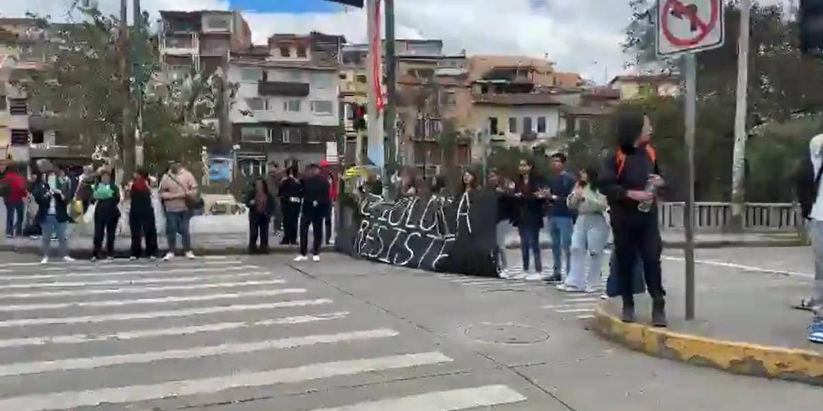 Estudiantes universitarios de Cuenca realizan un plantón en contra del Gobierno