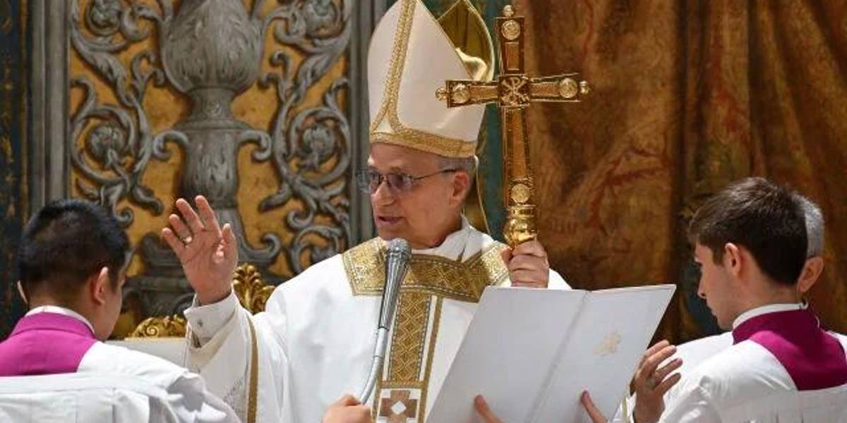 El Papa León XIV firma por primera vez en la Biblia de una niña