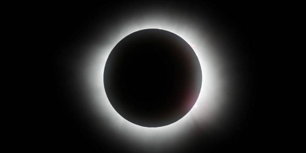 Las imágenes del impactante eclipse solar total en México y Estados Unidos
