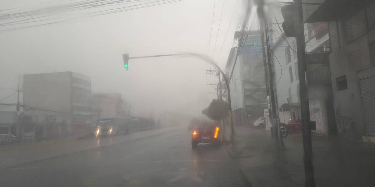Lluvia y granizo en Quito provoca varios accidentes