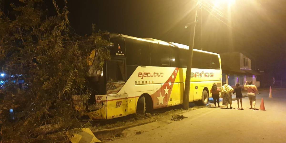 Bus se chocó en la ruta Quito- Tena