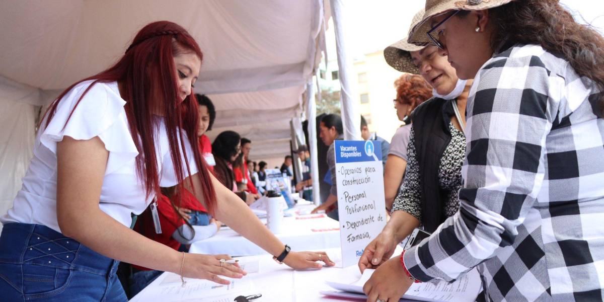 Feria de empleo en Quito convocó a miles de postulantes para 900 vacantes