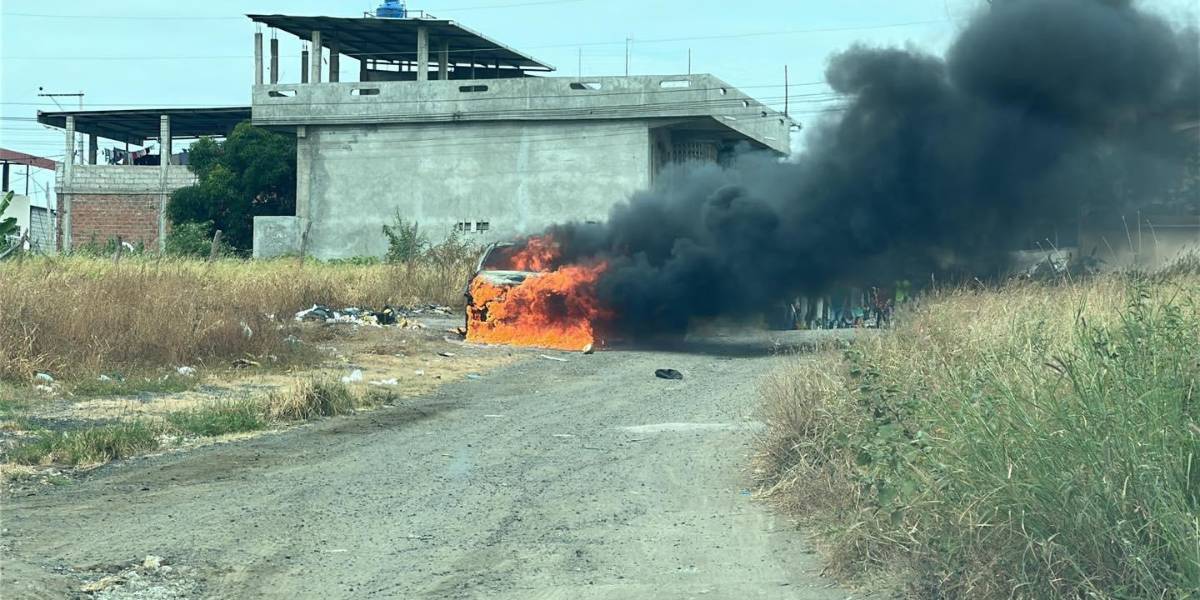 Manta: dos mujeres fueron baleadas y los sicarios quemaron el carro que usaron