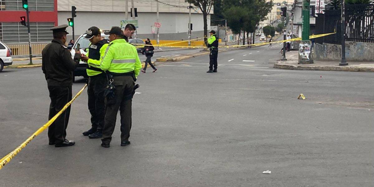 Quito: una balacera se registró entre policías y delincuentes en Carapungo tras el robo de un cajero automático