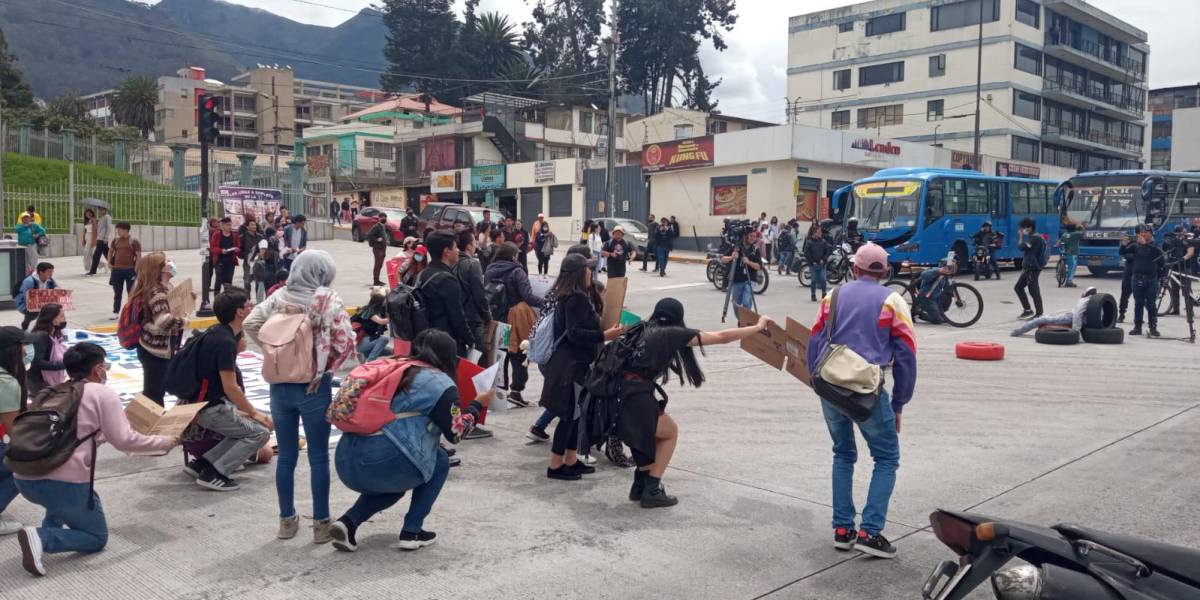 Los estudiantes de la Universidad Central bloquearon calles en el centro-norte de Quito