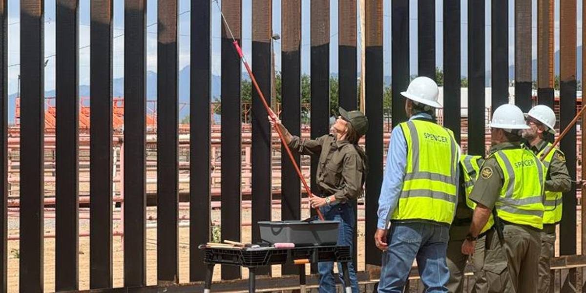 La secretaria de Seguridad de EE. UU., Kristi Noem, anunció que el muro fronterizo será pintado de negro