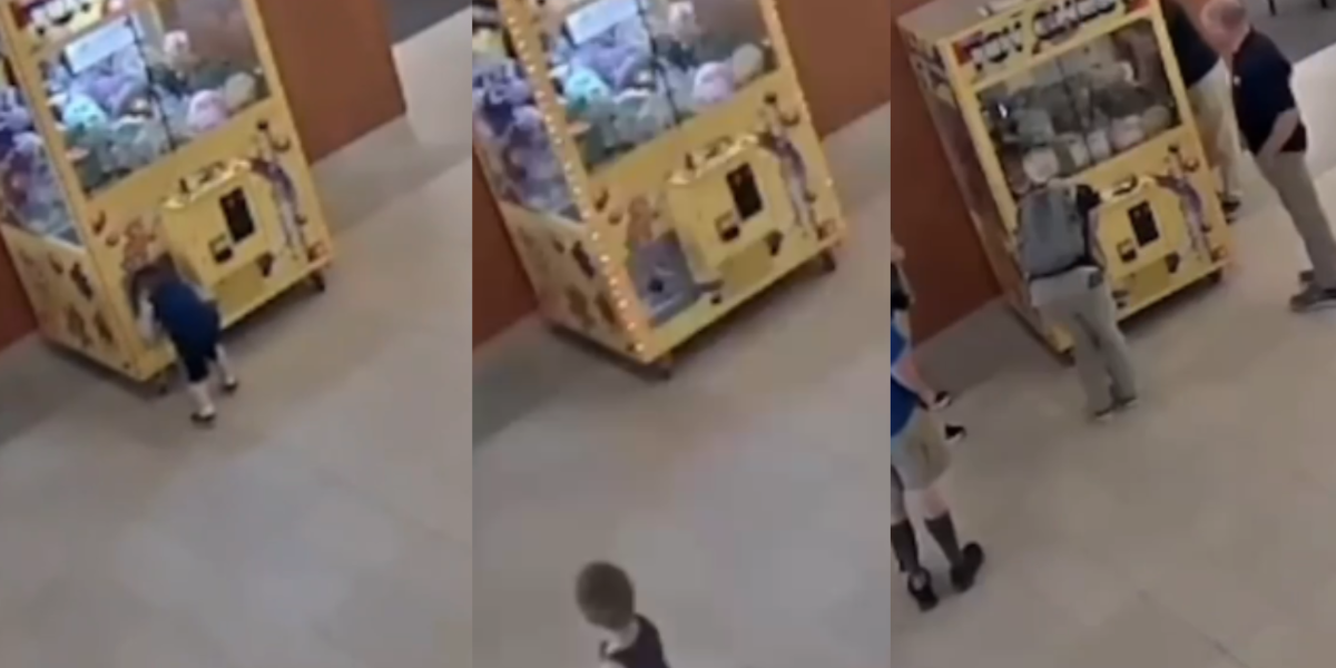 Un niño quedó atrapado en una maquina de peluches