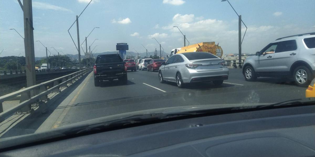 En Guayaquil, vehículos sin placas pagarán 127,50 dólares de multa
