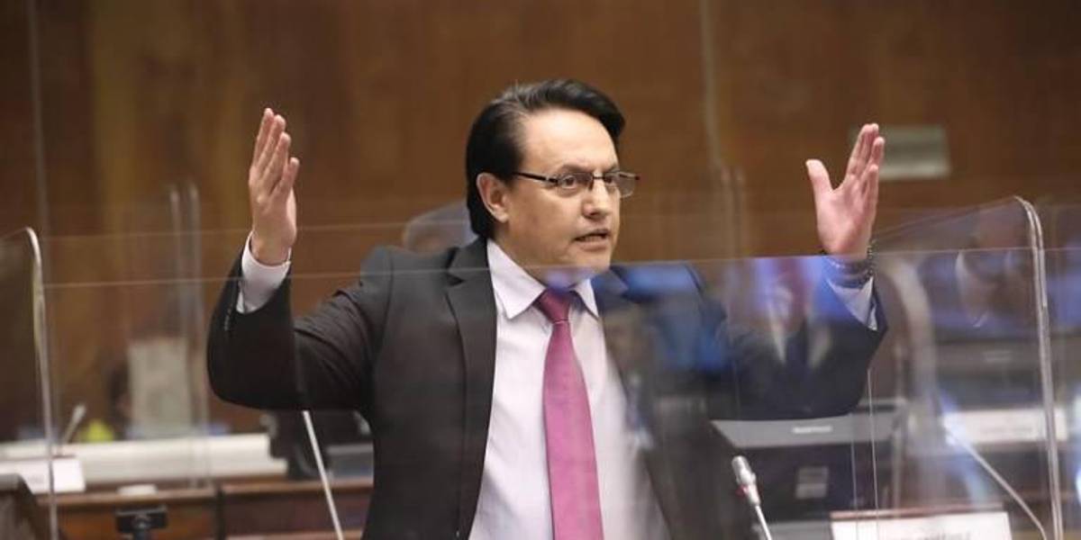 Fernando Villavicencio denuncia que recibió amenazas en aeropuerto de Quito