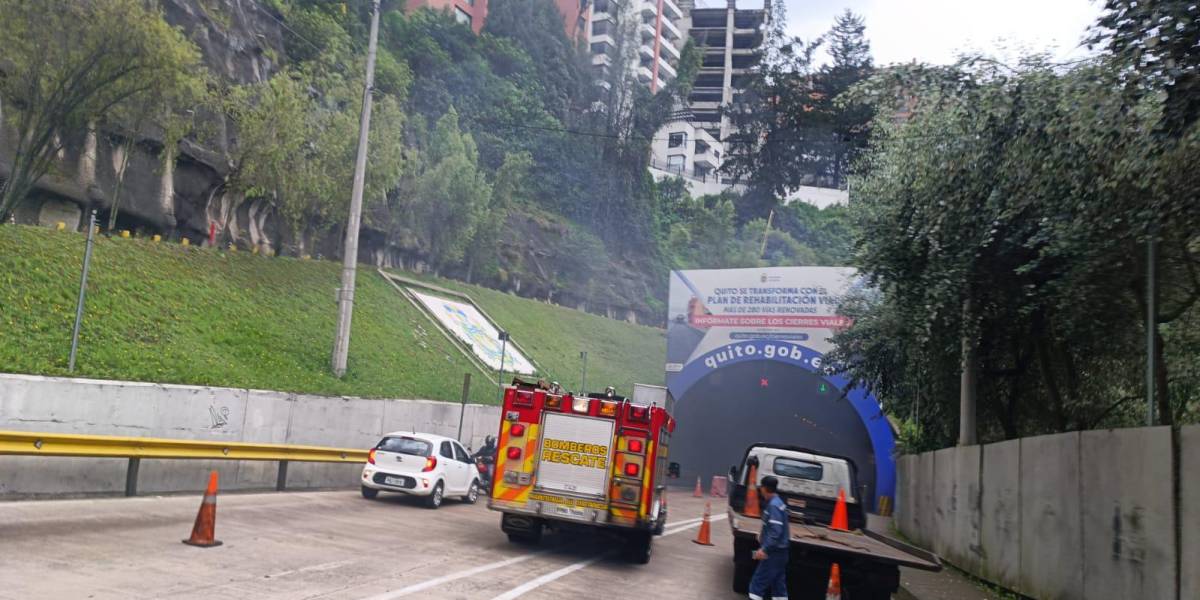 Quito: un accidente de tránsito provocó el incendio de un vehículo en el Túnel Guayasamín
