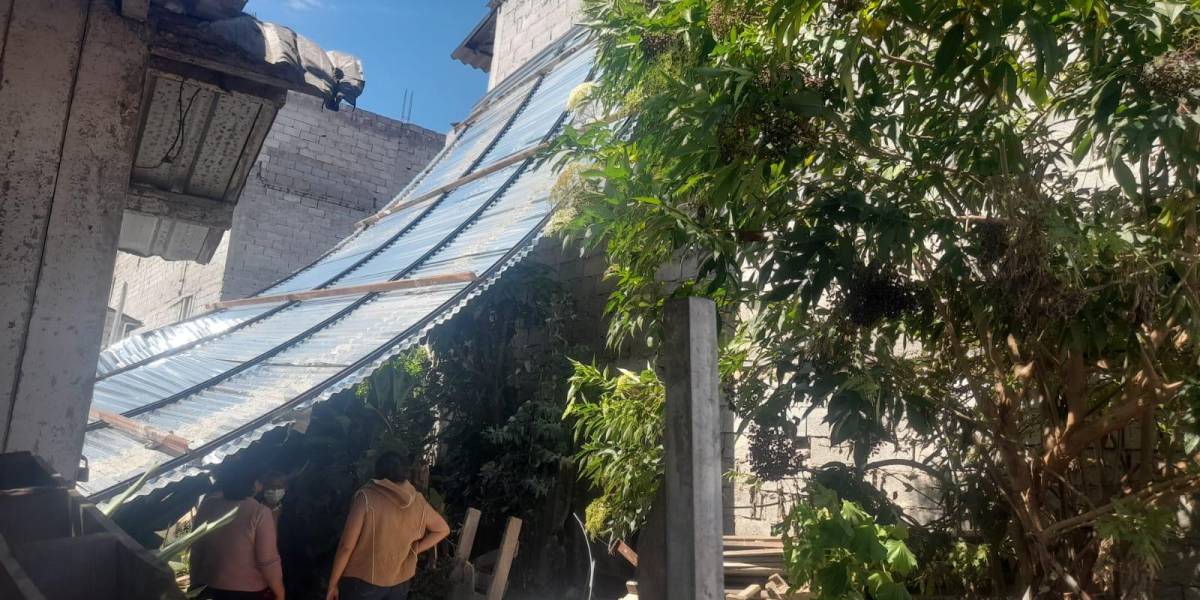 Fuertes vientos en Quito desprendieron el techo de una casa en Calderón