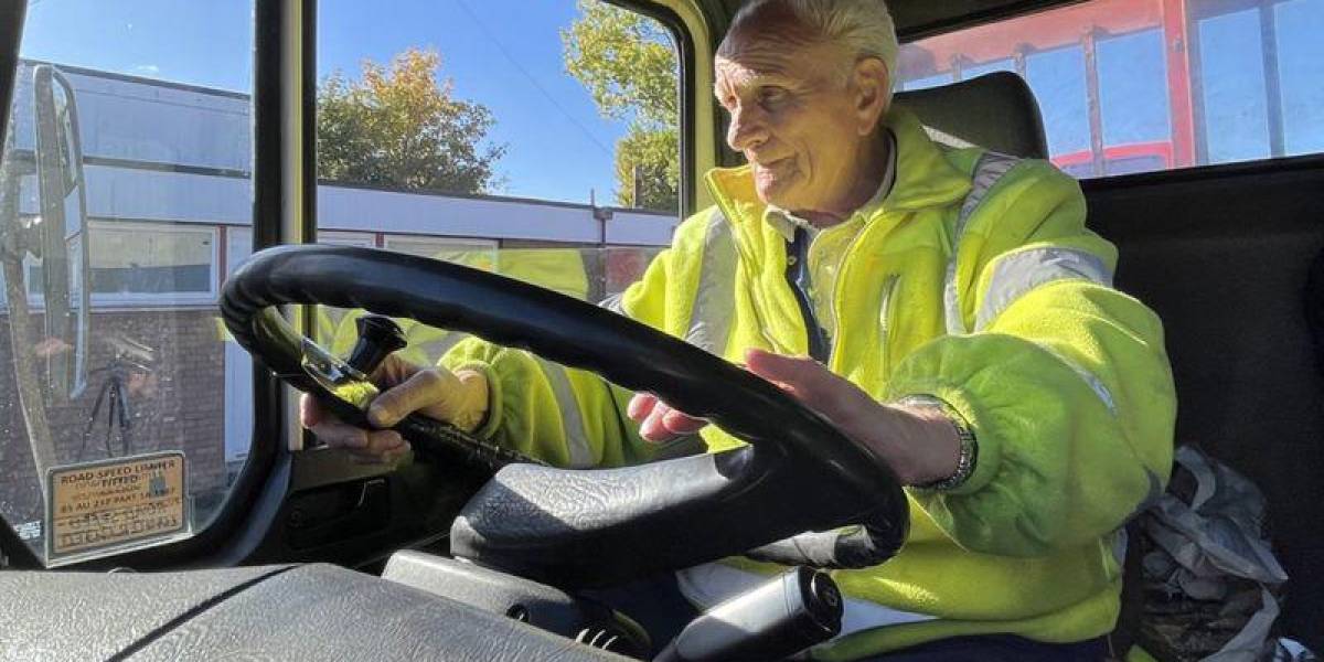 “No necesito GPS, todo lo tengo en la cabeza”: el camionero de 90 años que entra en los Récords Guinness