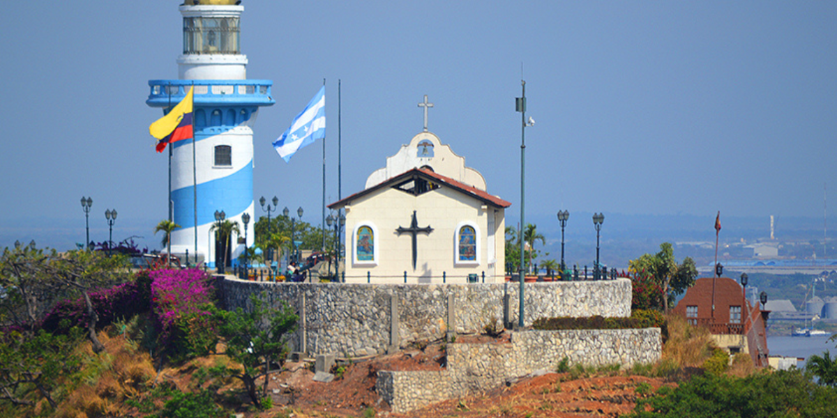 El faro del cerro Santa Ana cumple 23 años guiando a Guayaquil