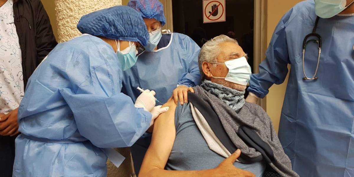 Guayaquil: Gran afluencia de adultos mayores en vacunatorios