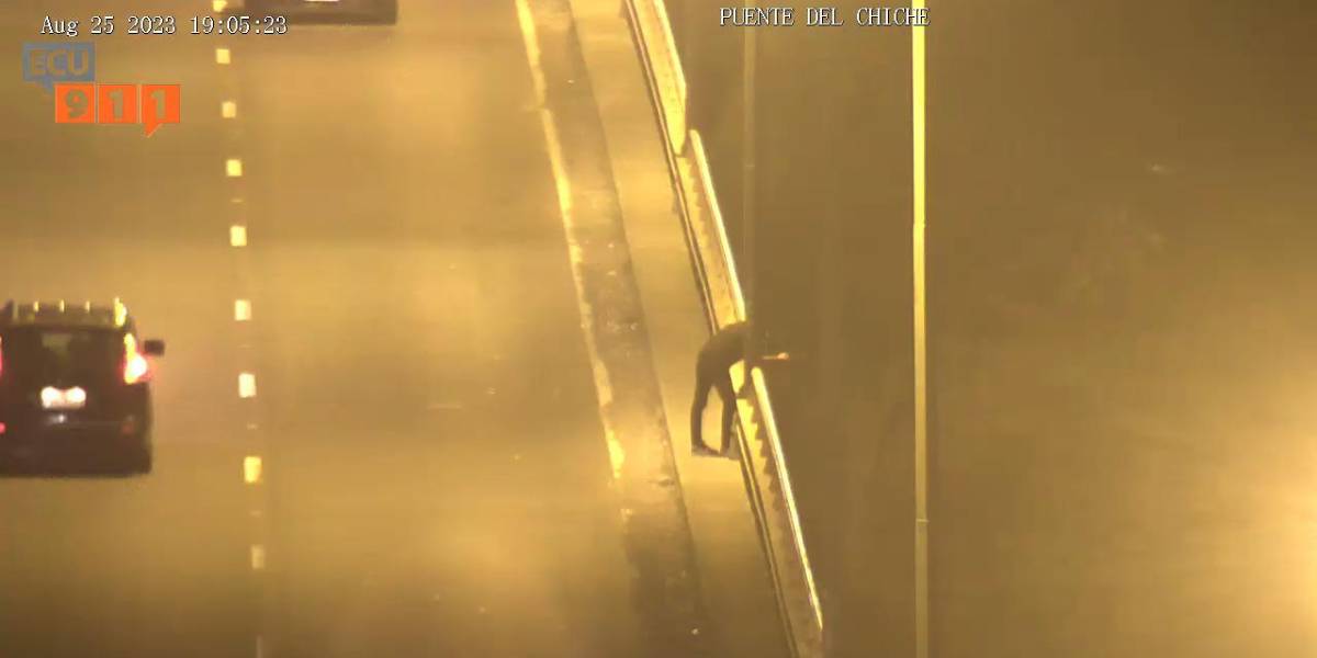 Quito: un video registró el rescate a una persona en el puente del Río Chiche por posible intento de suicidio