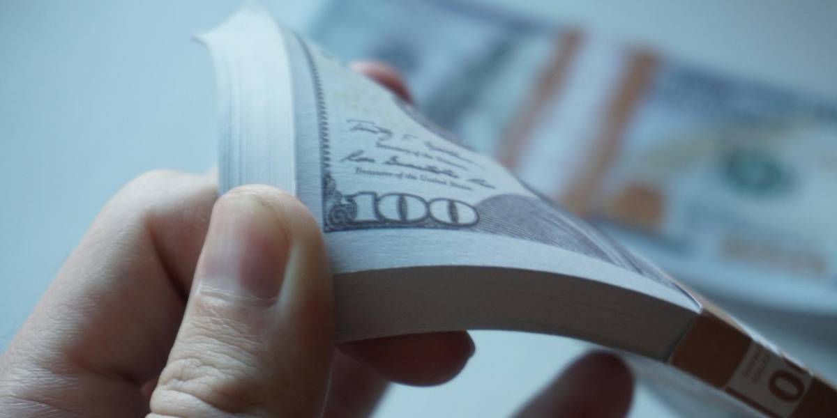 Guayaquil | Un hombre fue detenido tras intentar depositar USD 4 400 en billetes falsos