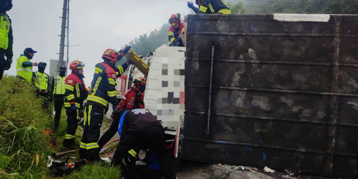 Quito: dos muertos y dos heridos en siniestro de tránsito en la av. Simón Bolívar