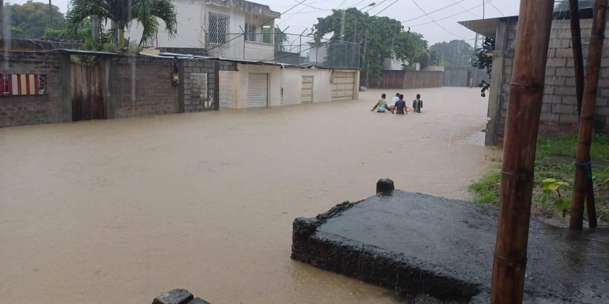 Un intenso temporal afecta a Esmeraldas y el norte de Manabí