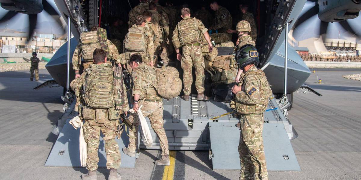 Últimas tropas británicas dejan Kabul, finalizando 20 años de campaña militar