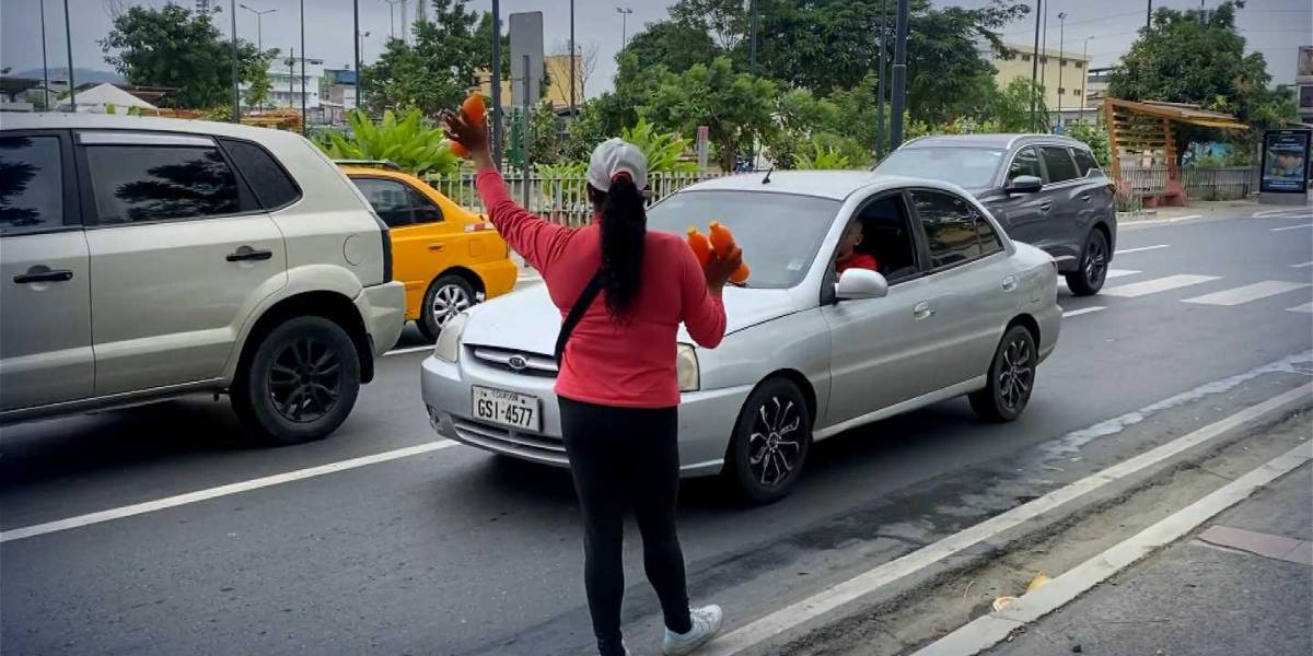 Desde meseros hasta vendedores ambulantes han sido los oficios de médicos venezolanos antes de ejercer su profesión en Ecuador