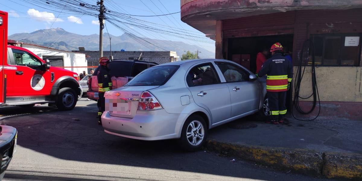 Un carro se impactó contra una vivienda en el sur de Quito