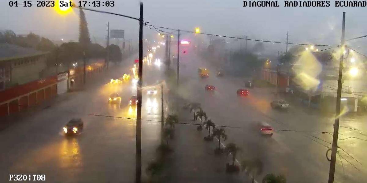 Fuerte lluvia, inundaciones y tormenta eléctrica en Guayaquil
