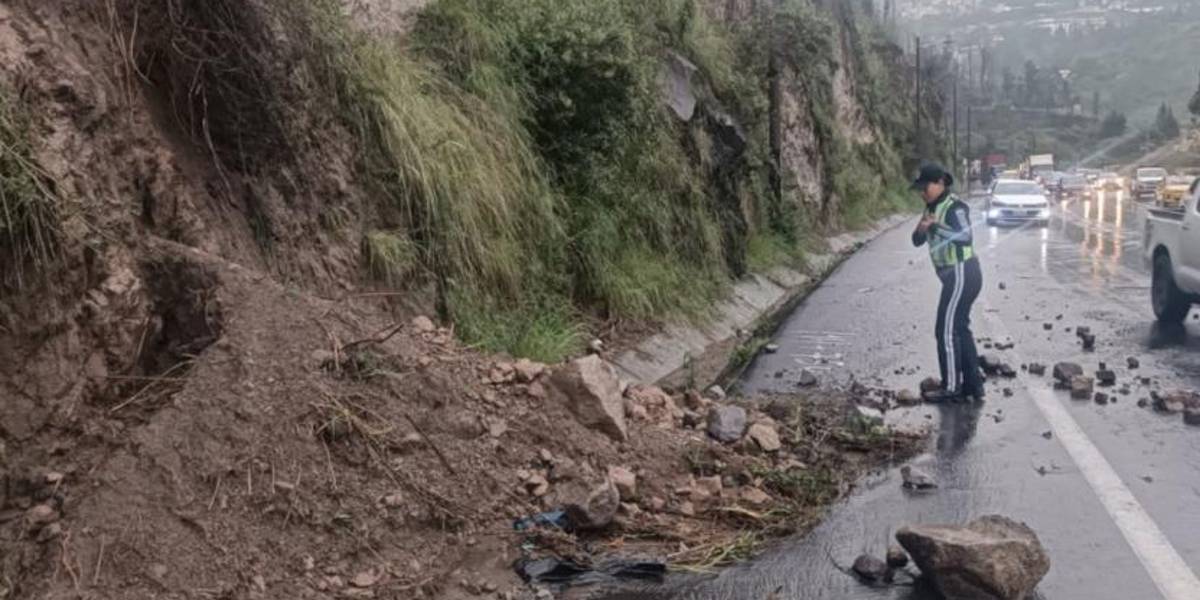 Quito | Un deslizamiento de tierra se registró en la avenida Simón Bolívar, a la altura de Guápulo