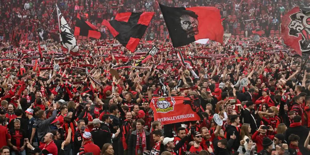 Hinchas del Bayer Leverkusen celebran el título con invasión de campo
