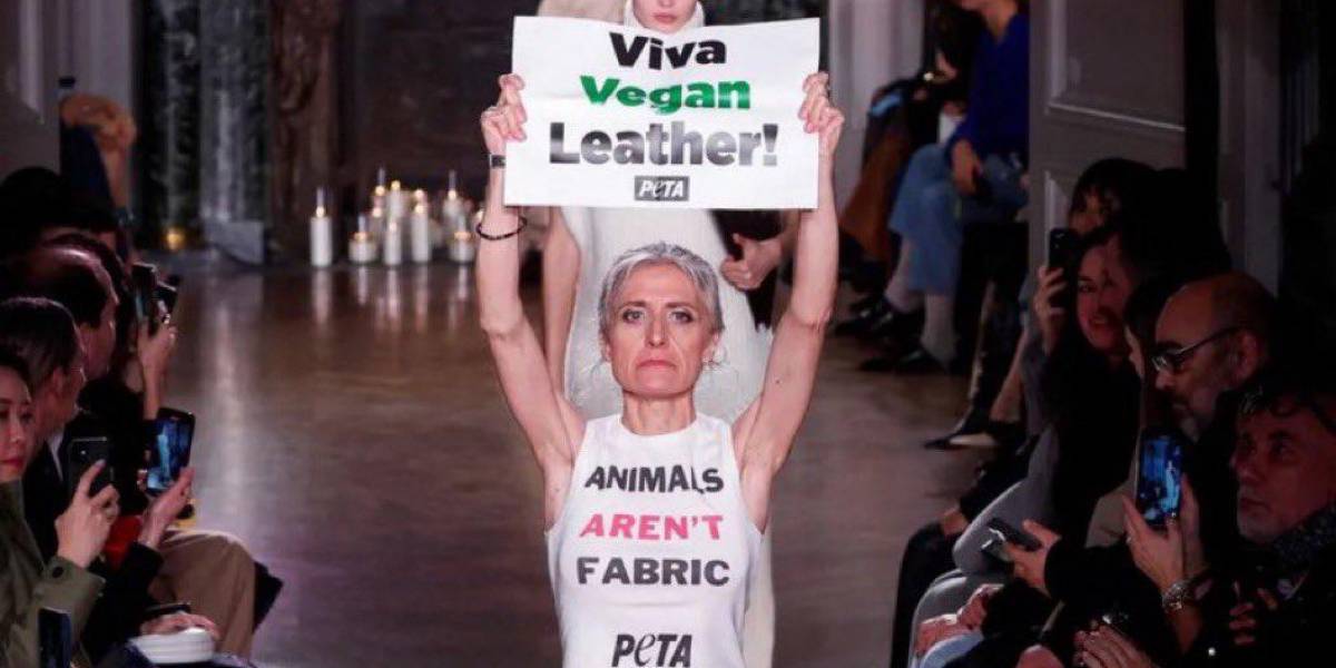 Manifestantes por los derechos de los animales interrumpen desfile de Victoria Beckham en la Semana de la Moda París