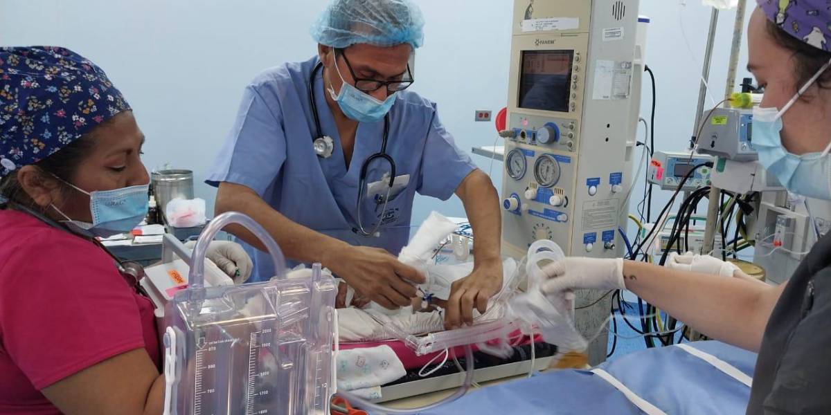 Cirujanos del Hospital del Niño de Guayaquil corrigieron una anomalía congénita en un bebé de tres días de nacido