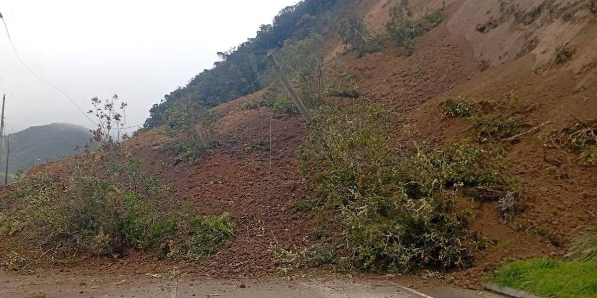 El paso por la vía Loja-Santiago se cierra tras un deslizamiento de tierra