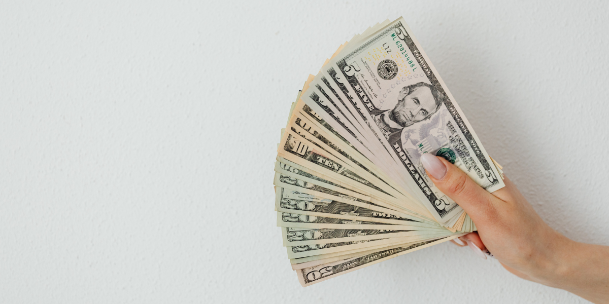 Guillermo Lasso fija el salario básico en $450 para 2023