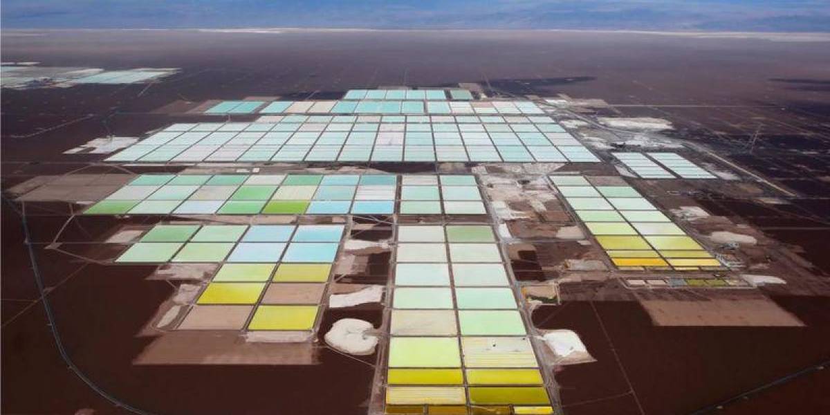 Los impactantes paisajes que las baterías de tus teléfonos están creando en Sudamérica