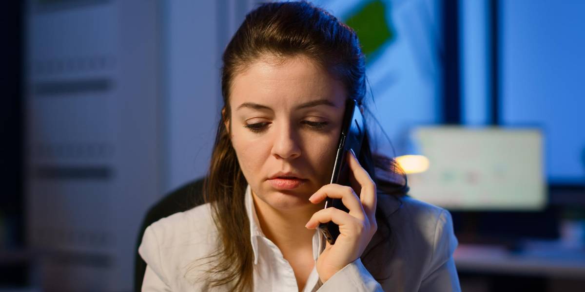 El FBI emite alerta de estafa a través de voces de amigos o familiares creadas mediante Inteligencia Artificial