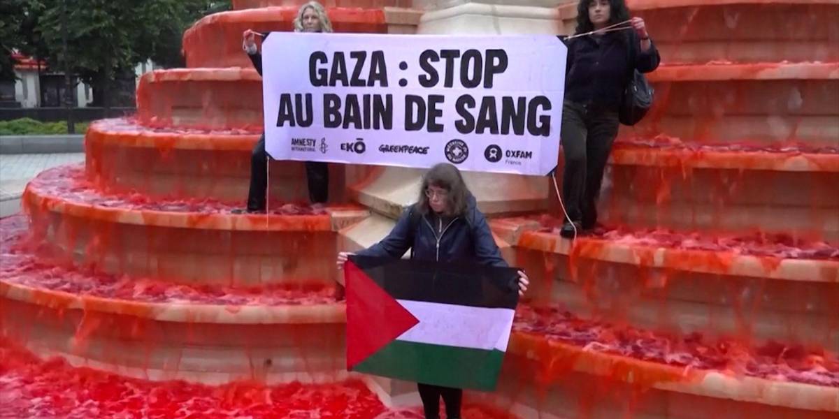 En París tiñen fuente de rojo en para exigir a Macron frenar la masacre en Gaza