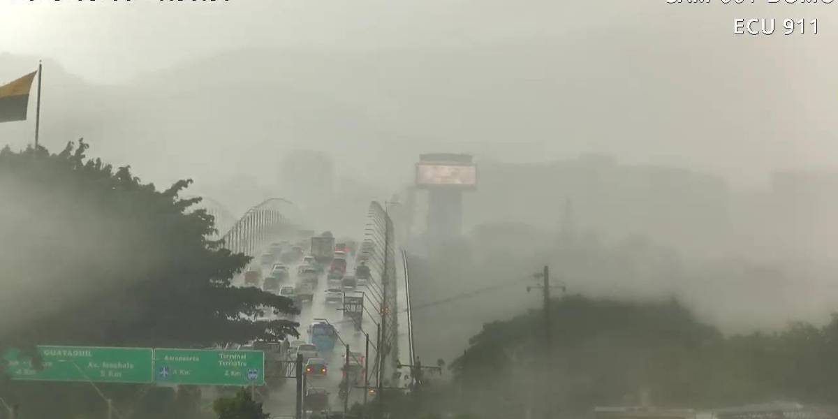 Intensa lluvia en Guayaquil dificulta el tránsito y afecta el servicio eléctrico en el norte